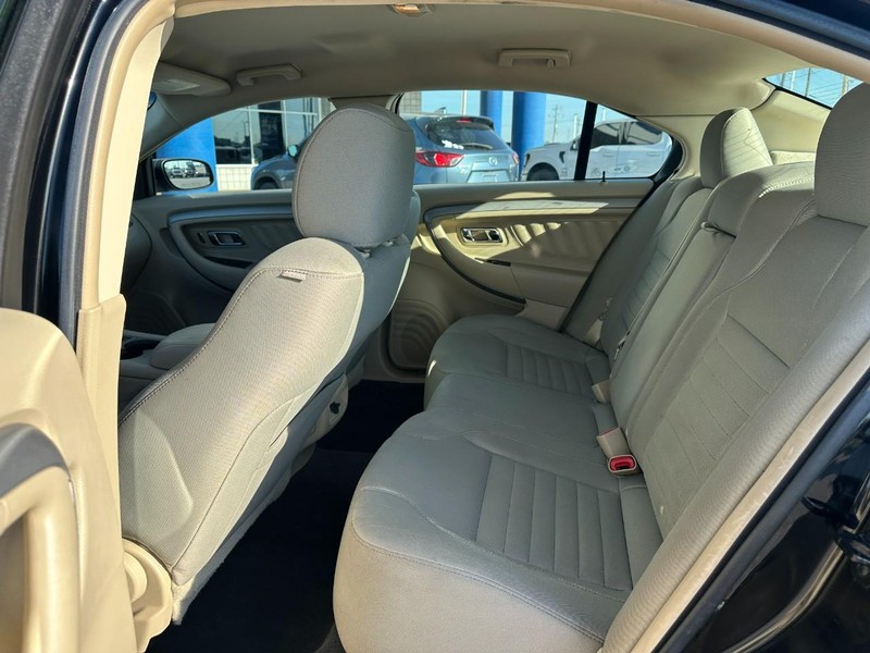 Ford Taurus Vehicle Full-screen Gallery Image 9