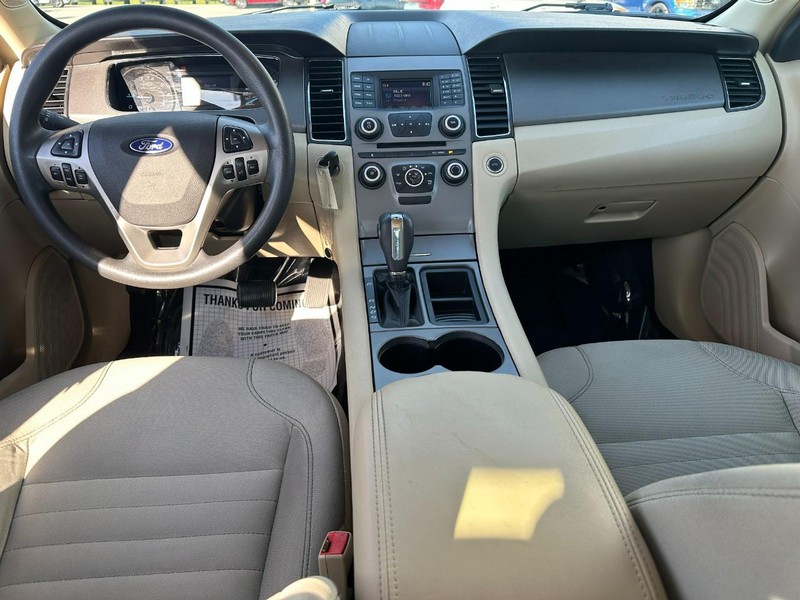 Ford Taurus Vehicle Full-screen Gallery Image 10