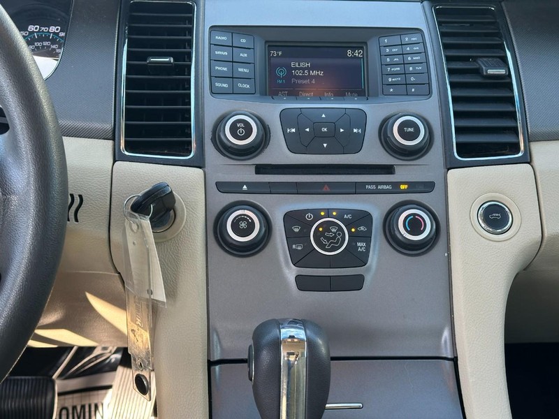 Ford Taurus Vehicle Full-screen Gallery Image 12