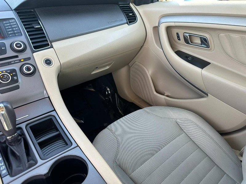 Ford Taurus Vehicle Full-screen Gallery Image 14