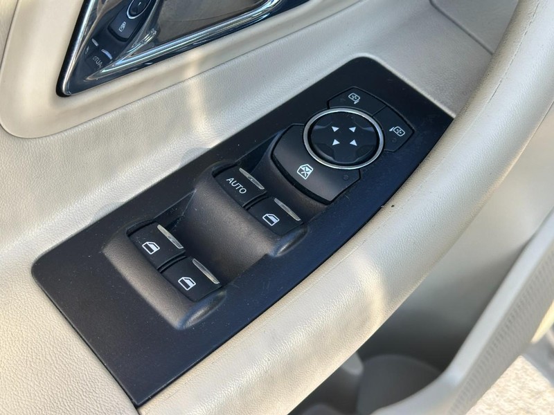 Ford Taurus Vehicle Full-screen Gallery Image 15