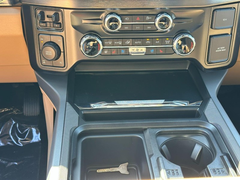 Ford Super Duty F-250 SRW Vehicle Full-screen Gallery Image 8