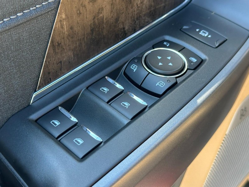 Ford Super Duty F-250 SRW Vehicle Full-screen Gallery Image 9