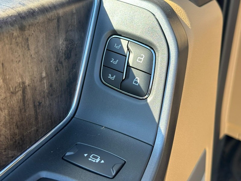 Ford Super Duty F-250 SRW Vehicle Full-screen Gallery Image 10