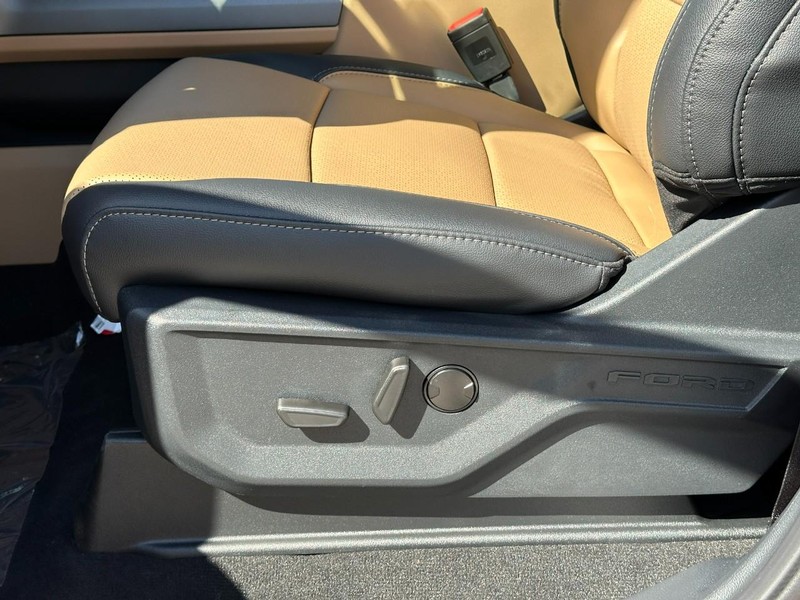 Ford Super Duty F-250 SRW Vehicle Full-screen Gallery Image 11