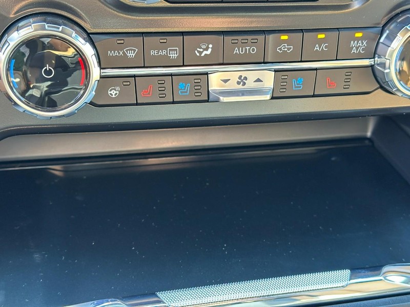 Ford Super Duty F-250 SRW Vehicle Full-screen Gallery Image 16