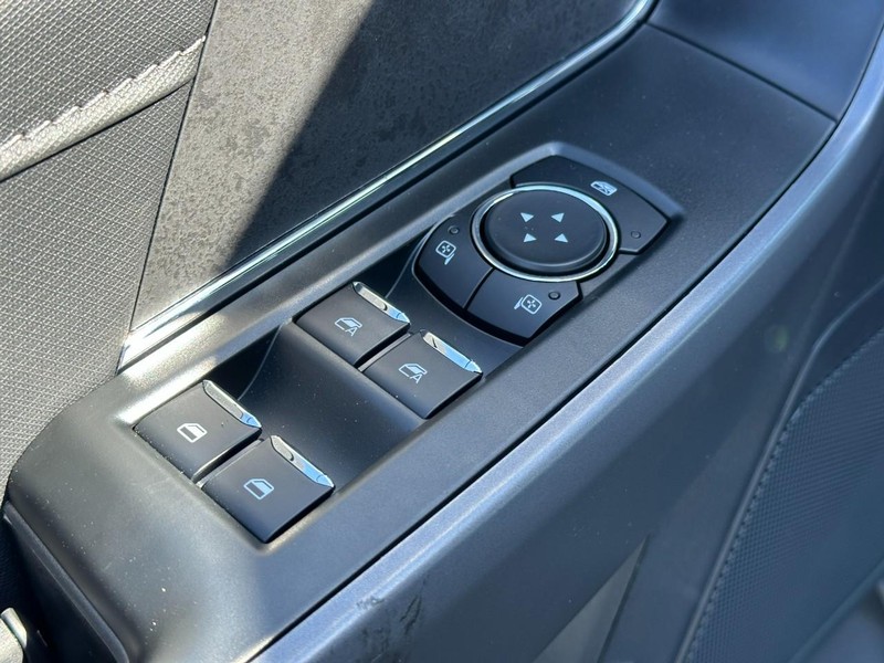 Ford F-150 Vehicle Full-screen Gallery Image 9