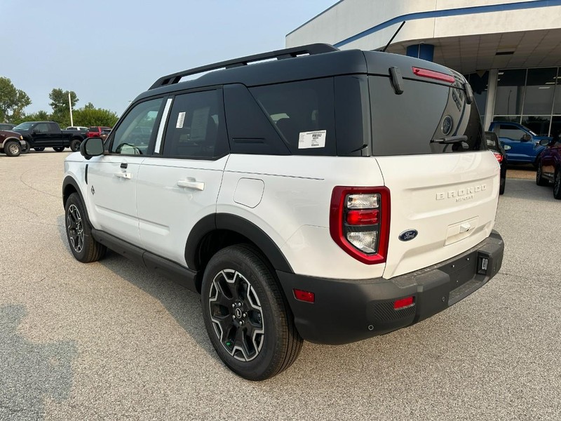 Ford Bronco Sport Vehicle Full-screen Gallery Image 3