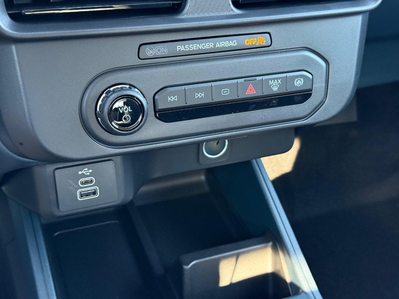 Ford Maverick Vehicle Full-screen Gallery Image 12