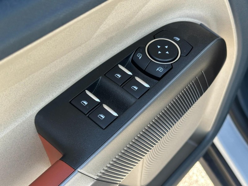 Ford Maverick Vehicle Full-screen Gallery Image 10