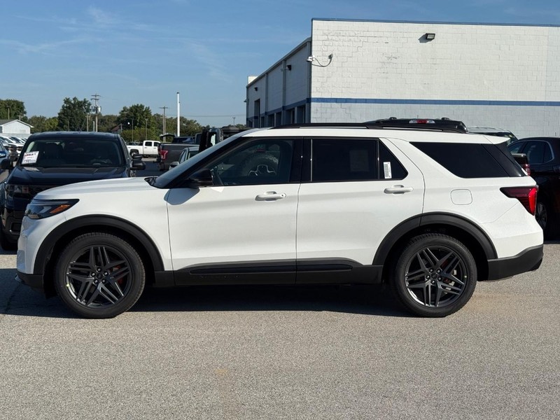 Ford Explorer Vehicle Full-screen Gallery Image 2