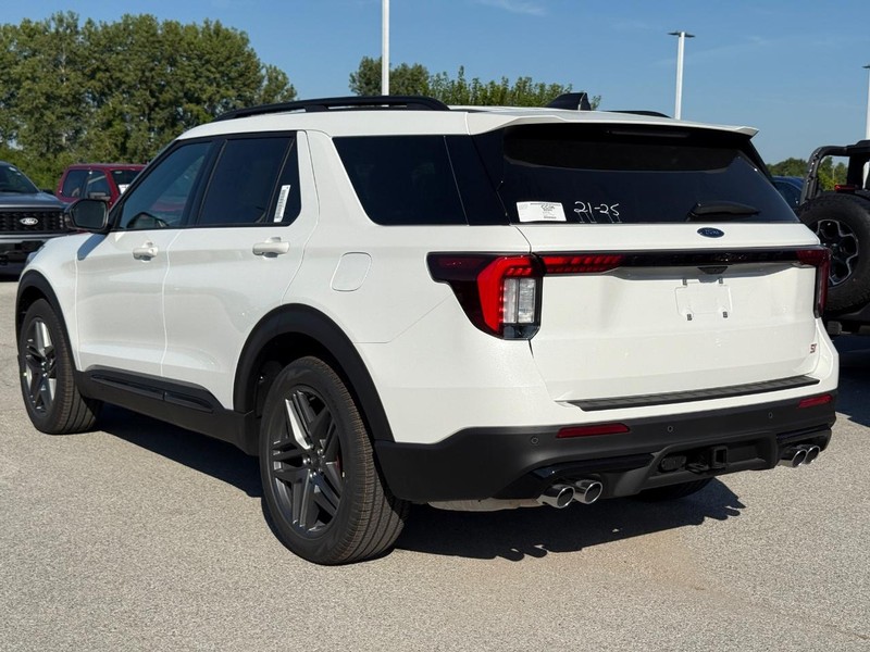 Ford Explorer Vehicle Full-screen Gallery Image 3