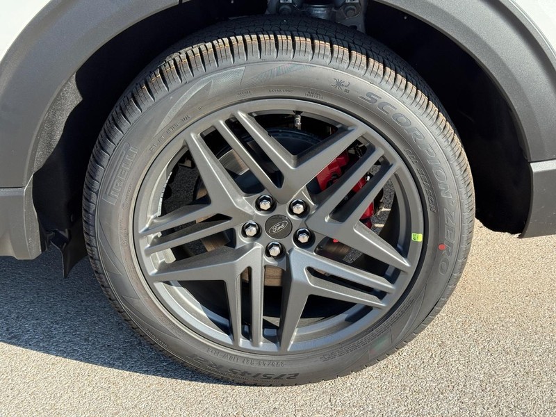 Ford Explorer Vehicle Full-screen Gallery Image 4