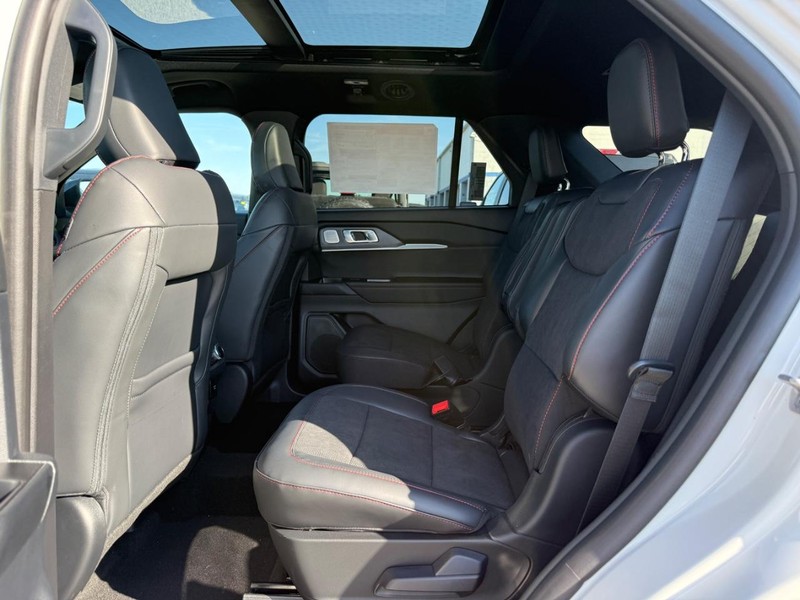 Ford Explorer Vehicle Full-screen Gallery Image 6