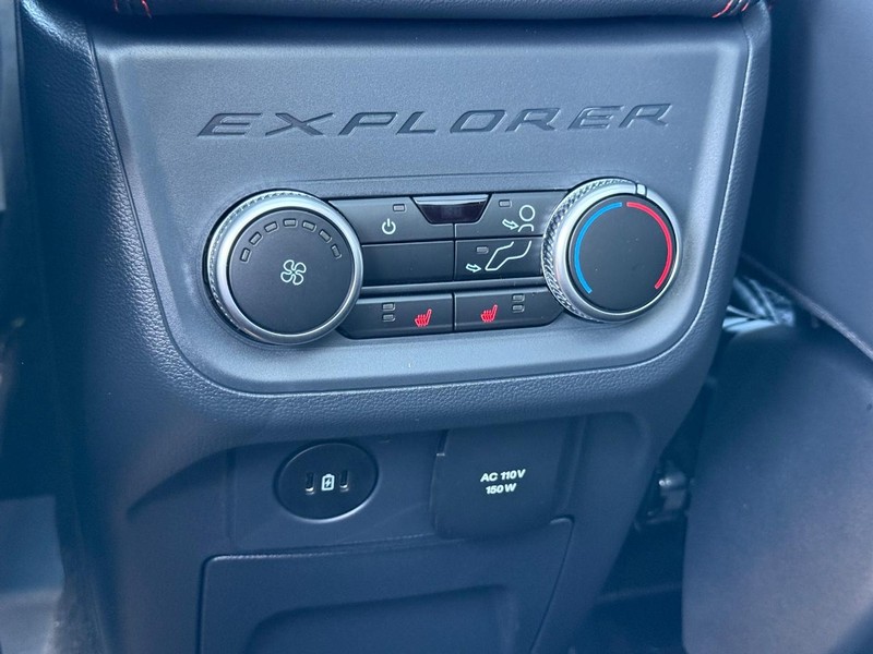 Ford Explorer Vehicle Full-screen Gallery Image 8