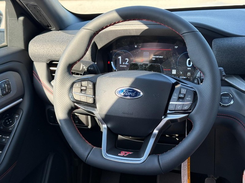 Ford Explorer Vehicle Full-screen Gallery Image 10