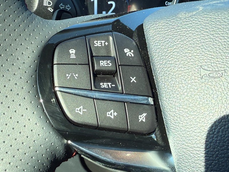 Ford Explorer Vehicle Full-screen Gallery Image 11