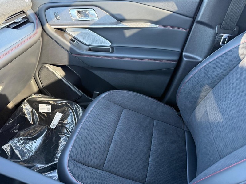 Ford Explorer Vehicle Full-screen Gallery Image 18