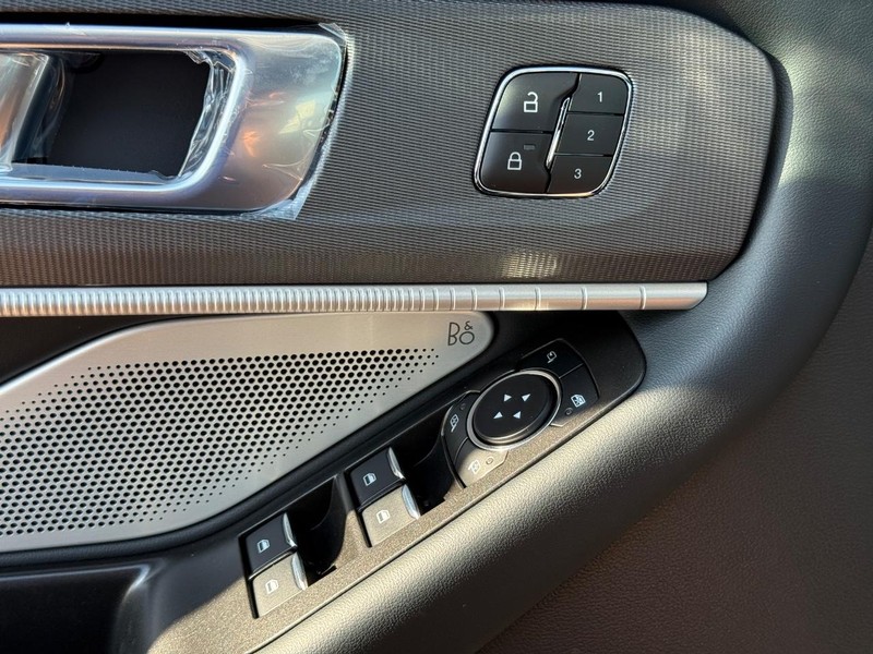 Ford Explorer Vehicle Full-screen Gallery Image 19