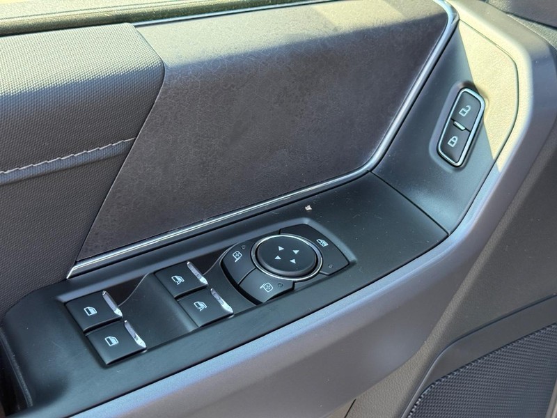 Ford F-150 Vehicle Full-screen Gallery Image 18