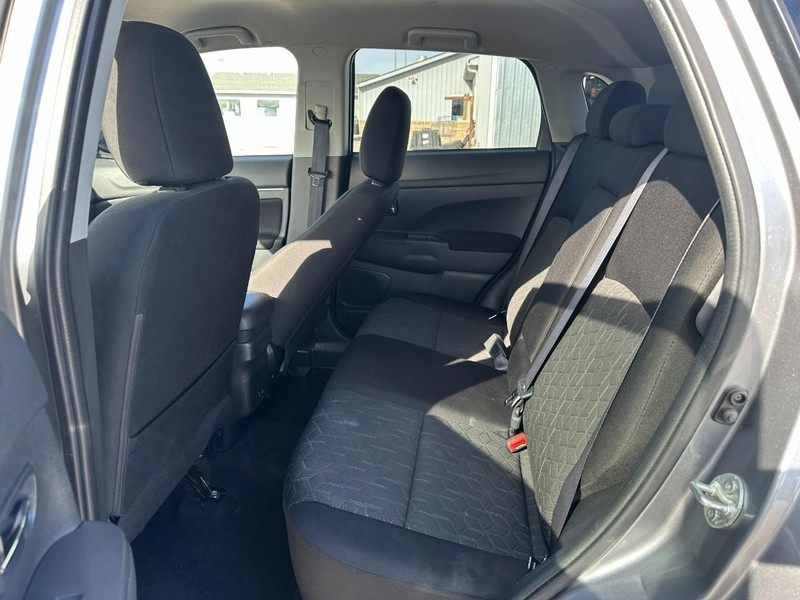 Mitsubishi Outlander Sport Vehicle Full-screen Gallery Image 10