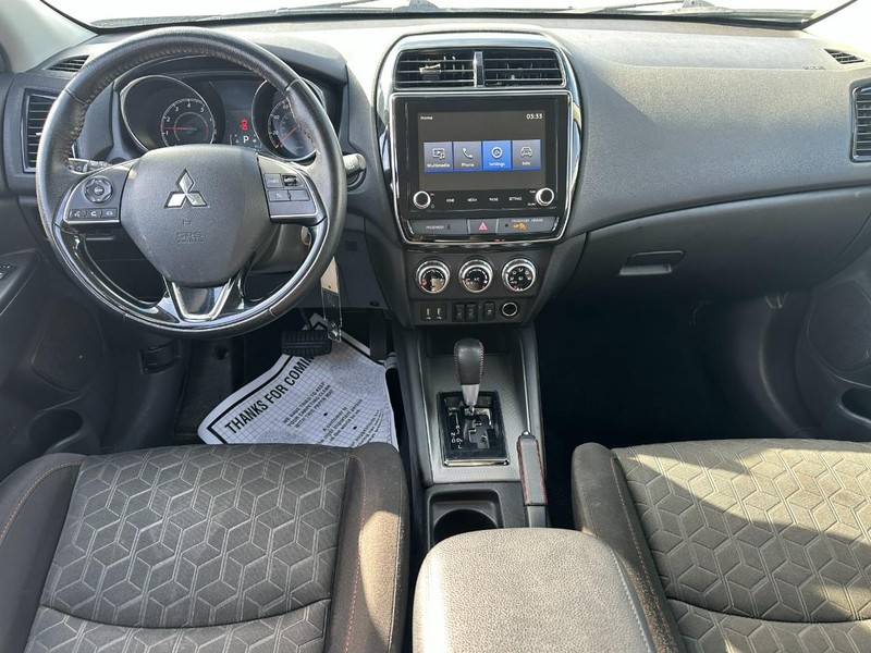 Mitsubishi Outlander Sport Vehicle Full-screen Gallery Image 11