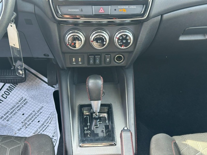 Mitsubishi Outlander Sport Vehicle Full-screen Gallery Image 14