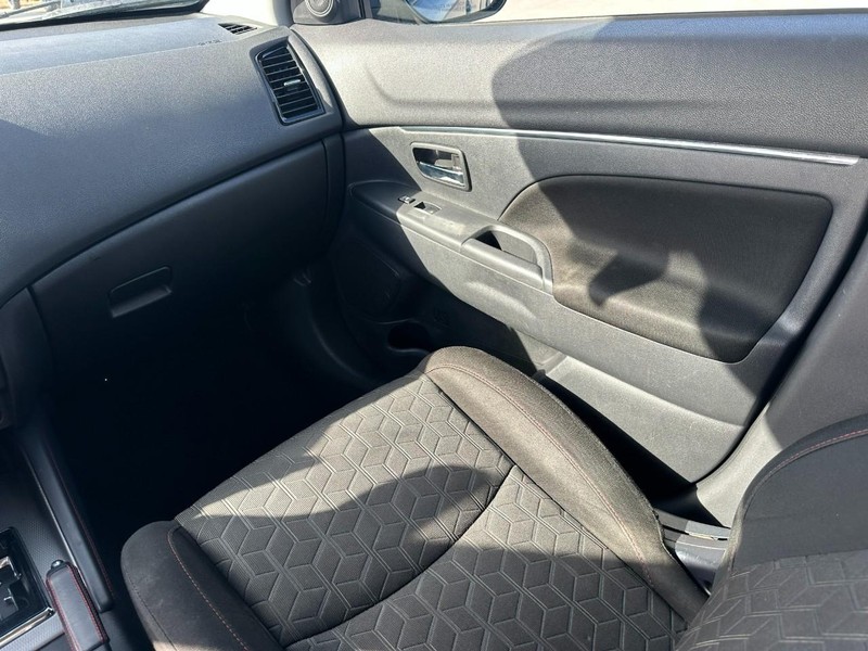 Mitsubishi Outlander Sport Vehicle Full-screen Gallery Image 15