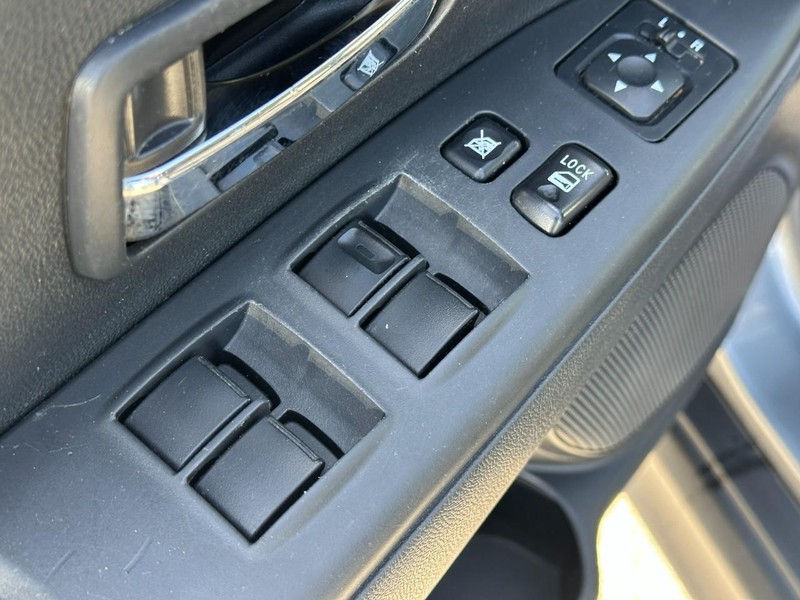 Mitsubishi Outlander Sport Vehicle Full-screen Gallery Image 16