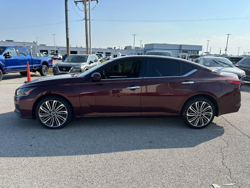 Nissan Altima Vehicle Full-screen Gallery Image 2