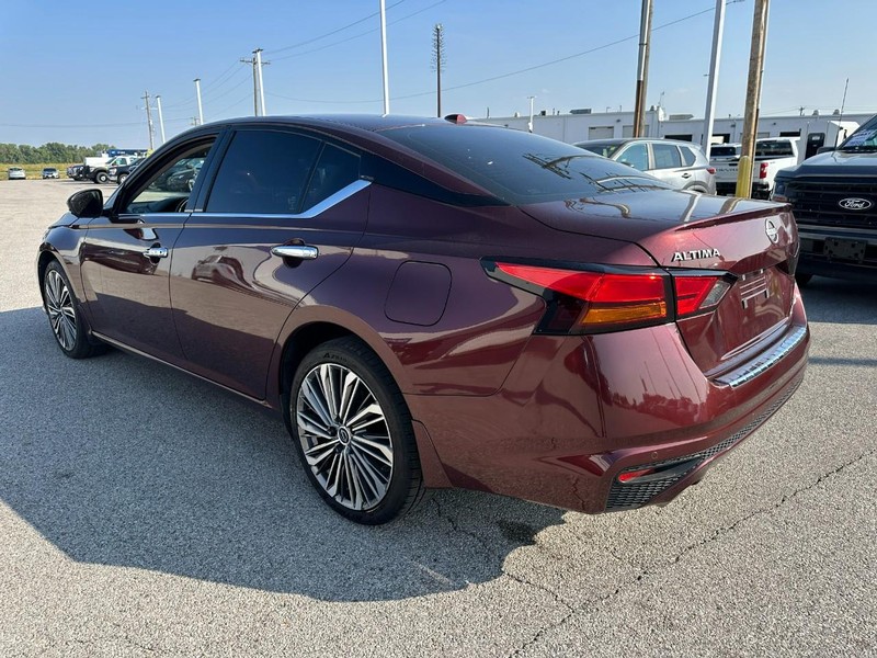 Nissan Altima Vehicle Full-screen Gallery Image 3