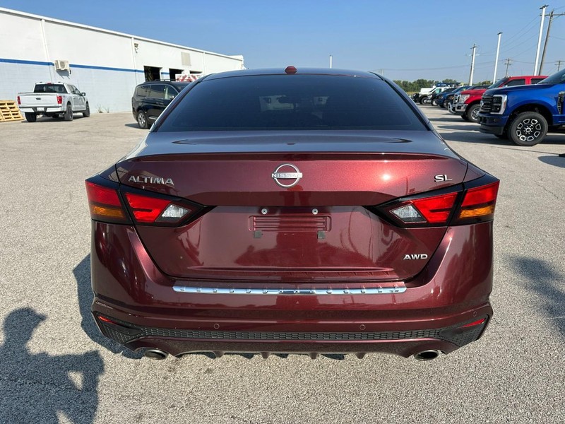 Nissan Altima Vehicle Full-screen Gallery Image 4