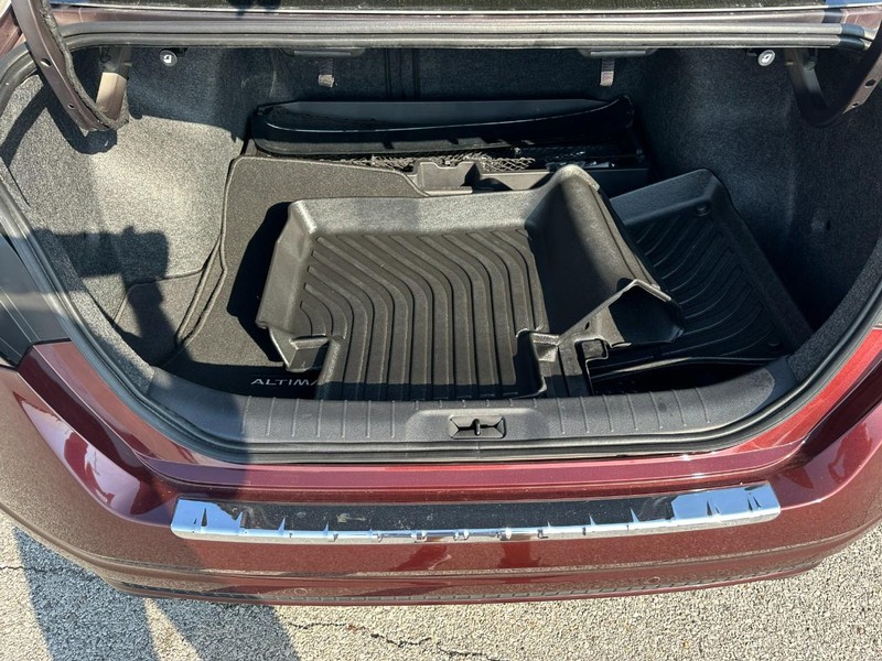 Nissan Altima Vehicle Full-screen Gallery Image 5