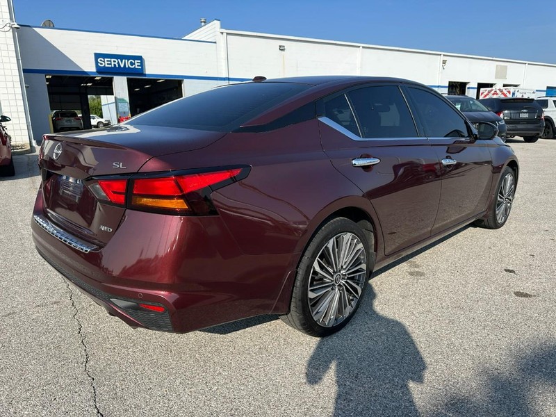 Nissan Altima Vehicle Full-screen Gallery Image 6