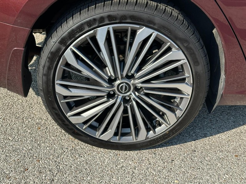 Nissan Altima Vehicle Full-screen Gallery Image 7