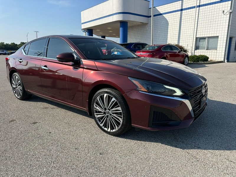 Nissan Altima Vehicle Full-screen Gallery Image 8