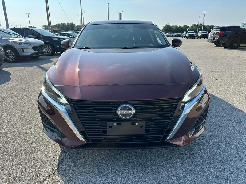 Nissan Altima Vehicle Full-screen Gallery Image 9