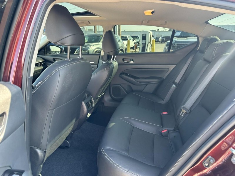 Nissan Altima Vehicle Full-screen Gallery Image 10