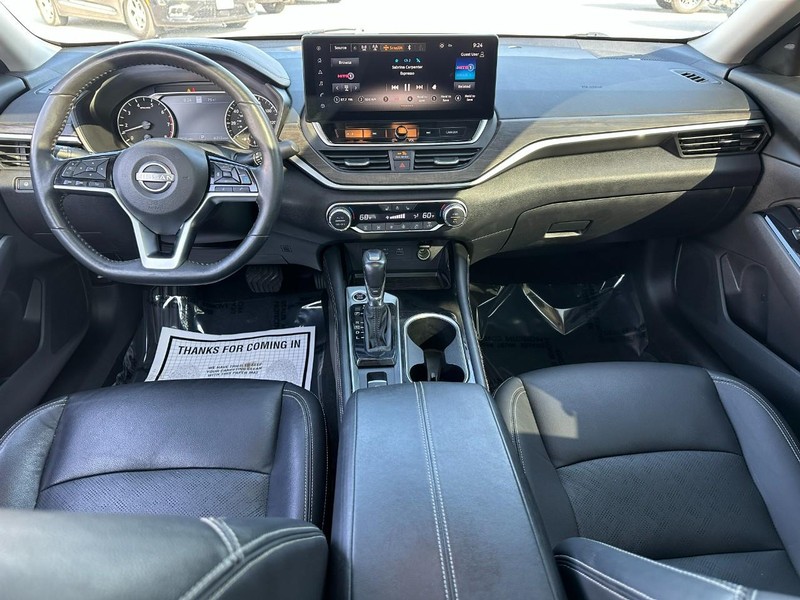 Nissan Altima Vehicle Full-screen Gallery Image 12