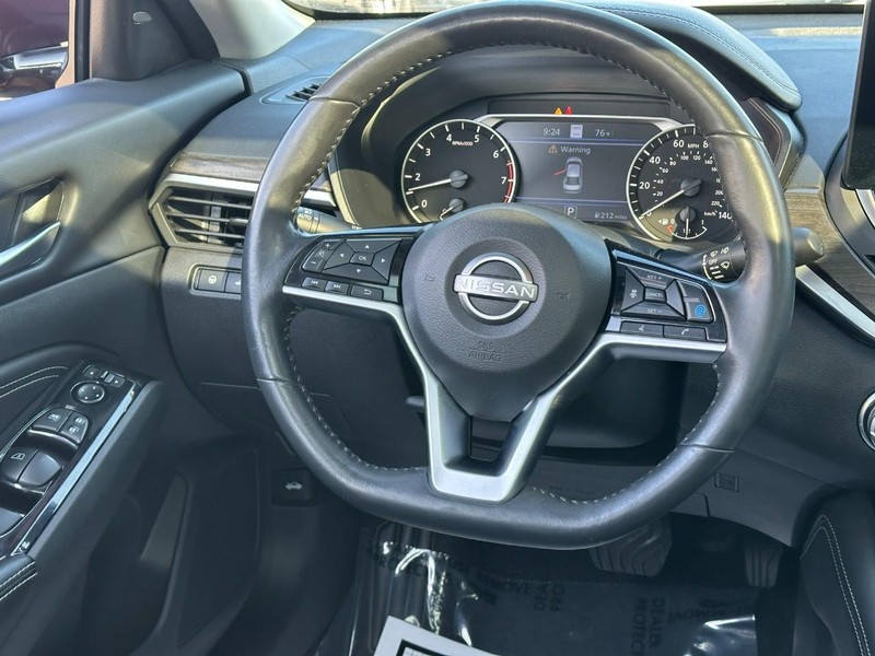 Nissan Altima Vehicle Full-screen Gallery Image 13