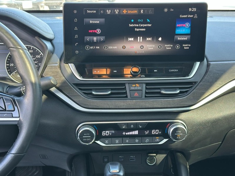 Nissan Altima Vehicle Full-screen Gallery Image 14