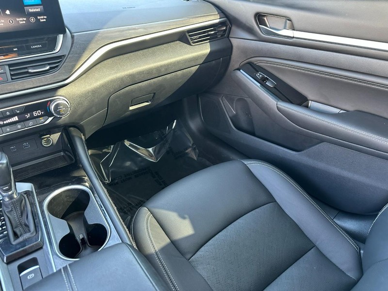 Nissan Altima Vehicle Full-screen Gallery Image 16