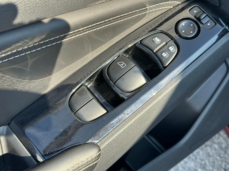 Nissan Altima Vehicle Full-screen Gallery Image 17