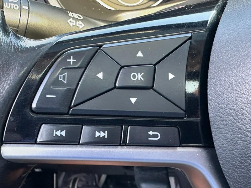 Nissan Altima Vehicle Full-screen Gallery Image 19