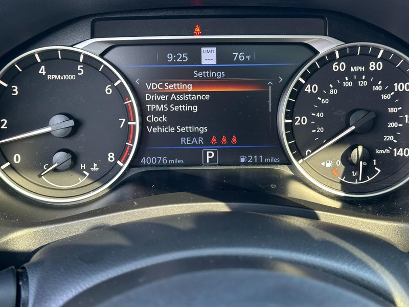 Nissan Altima Vehicle Full-screen Gallery Image 21