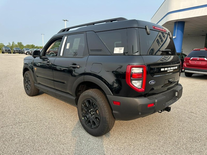 Ford Bronco Sport Vehicle Full-screen Gallery Image 3