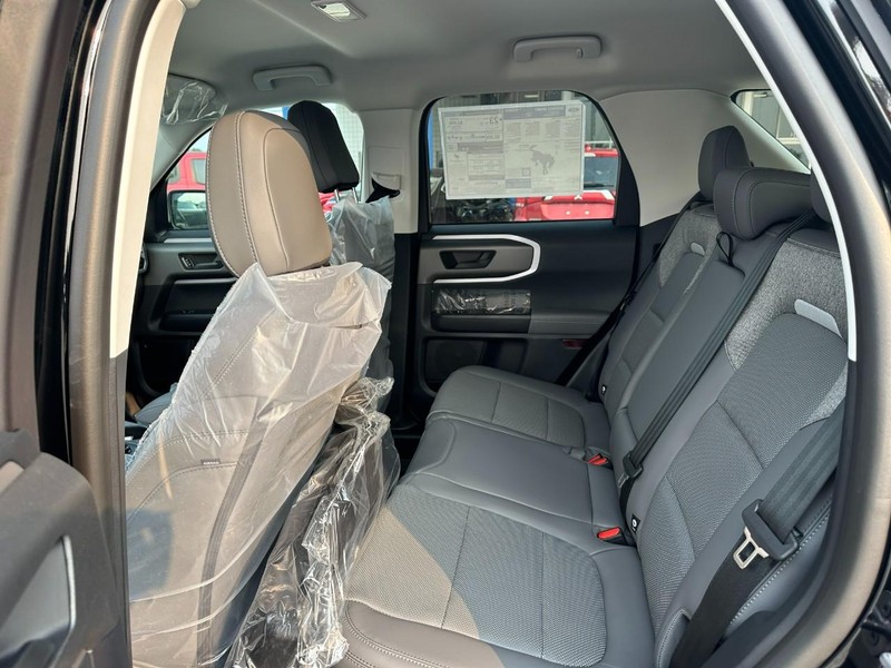 Ford Bronco Sport Vehicle Full-screen Gallery Image 4