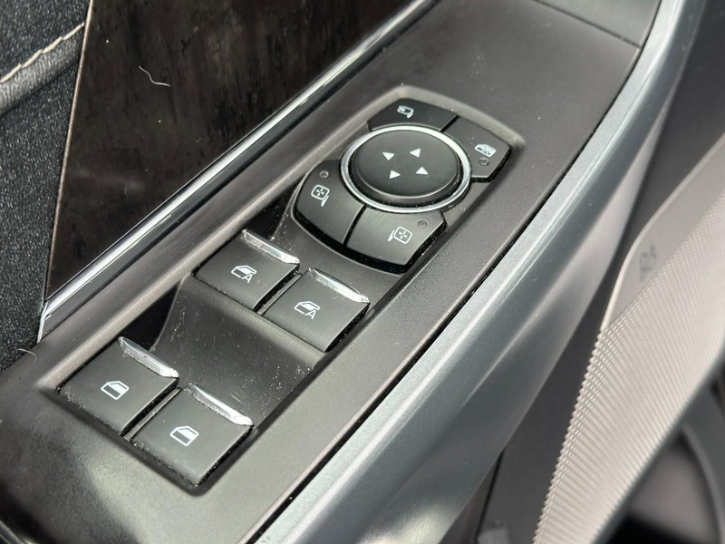 Ford F-150 Vehicle Full-screen Gallery Image 16