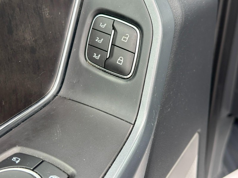 Ford F-150 Vehicle Full-screen Gallery Image 17