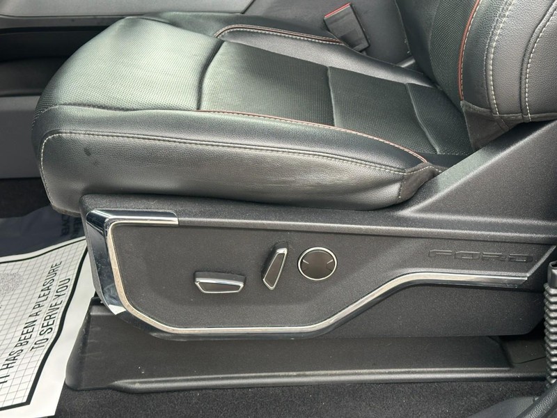 Ford F-150 Vehicle Full-screen Gallery Image 18